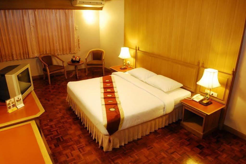 Silom Village Inn Bangkok Exterior photo